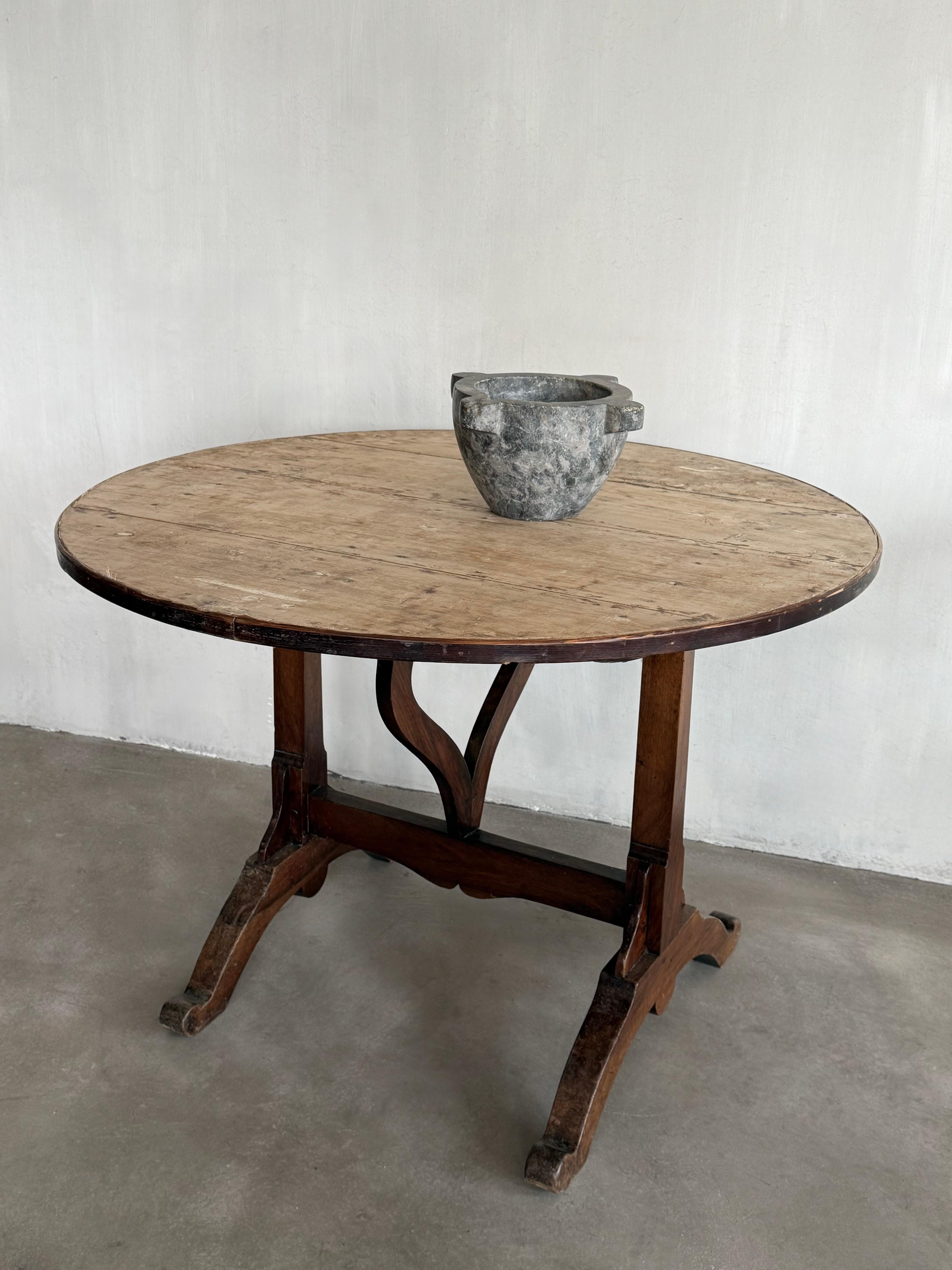 Table en noyer avec plateau blanchi pliable.
Qualité exceptionnelle, base en noyer noir.
Faisait partie de la collection d'une famille française renommée dans un domaine rural.
Belle pièce, pleine de vie, et pourtant en très bel état avec une patine