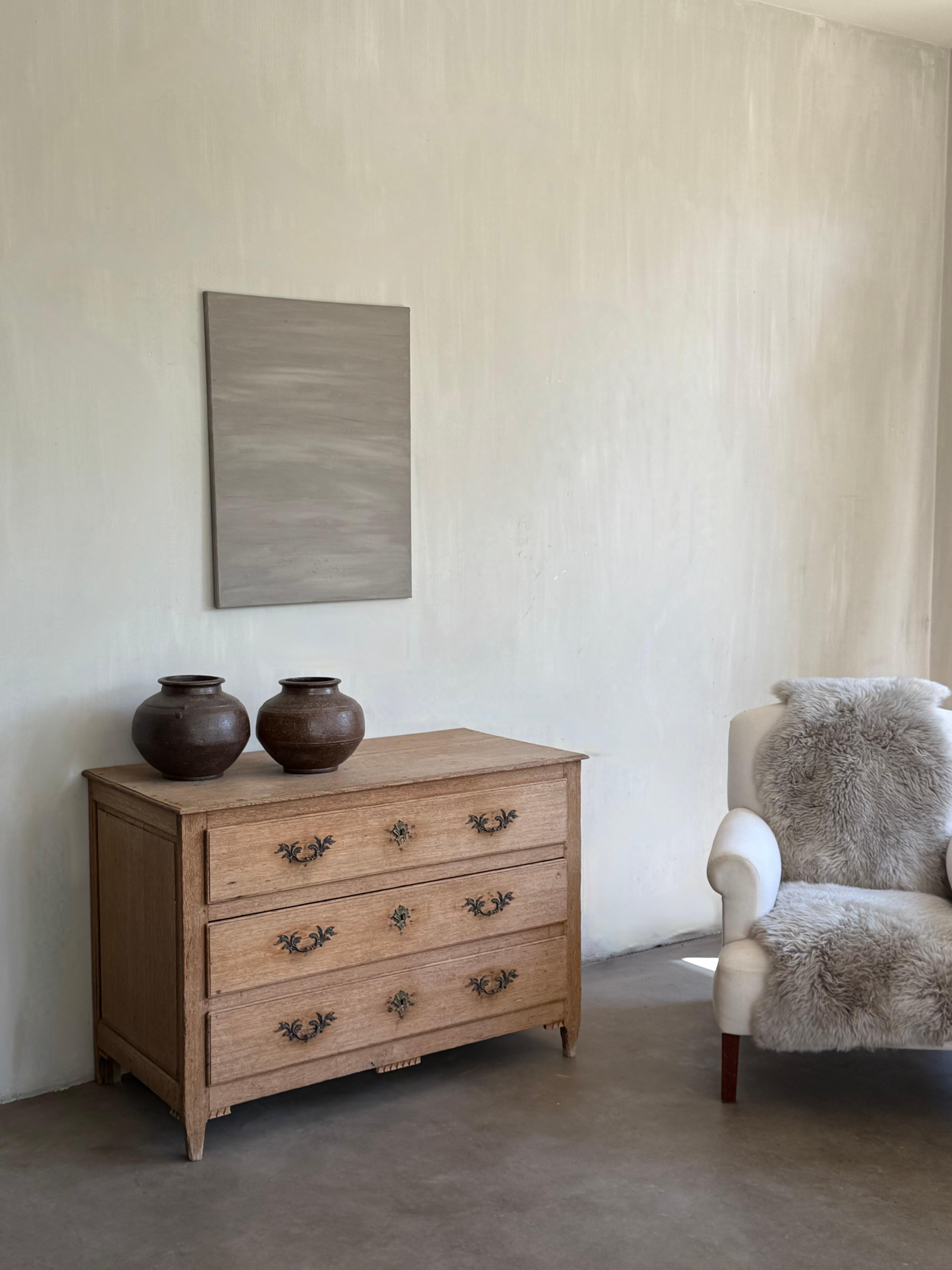 Commode Directoire en chêne blanchi de belle qualité, datant du XVIIIe siècle,  avec une couleur et des proportions superbes, des lignes simples, qui conviendront à la plupart des contextes.

Une création pure avec une touche particulière, le motif