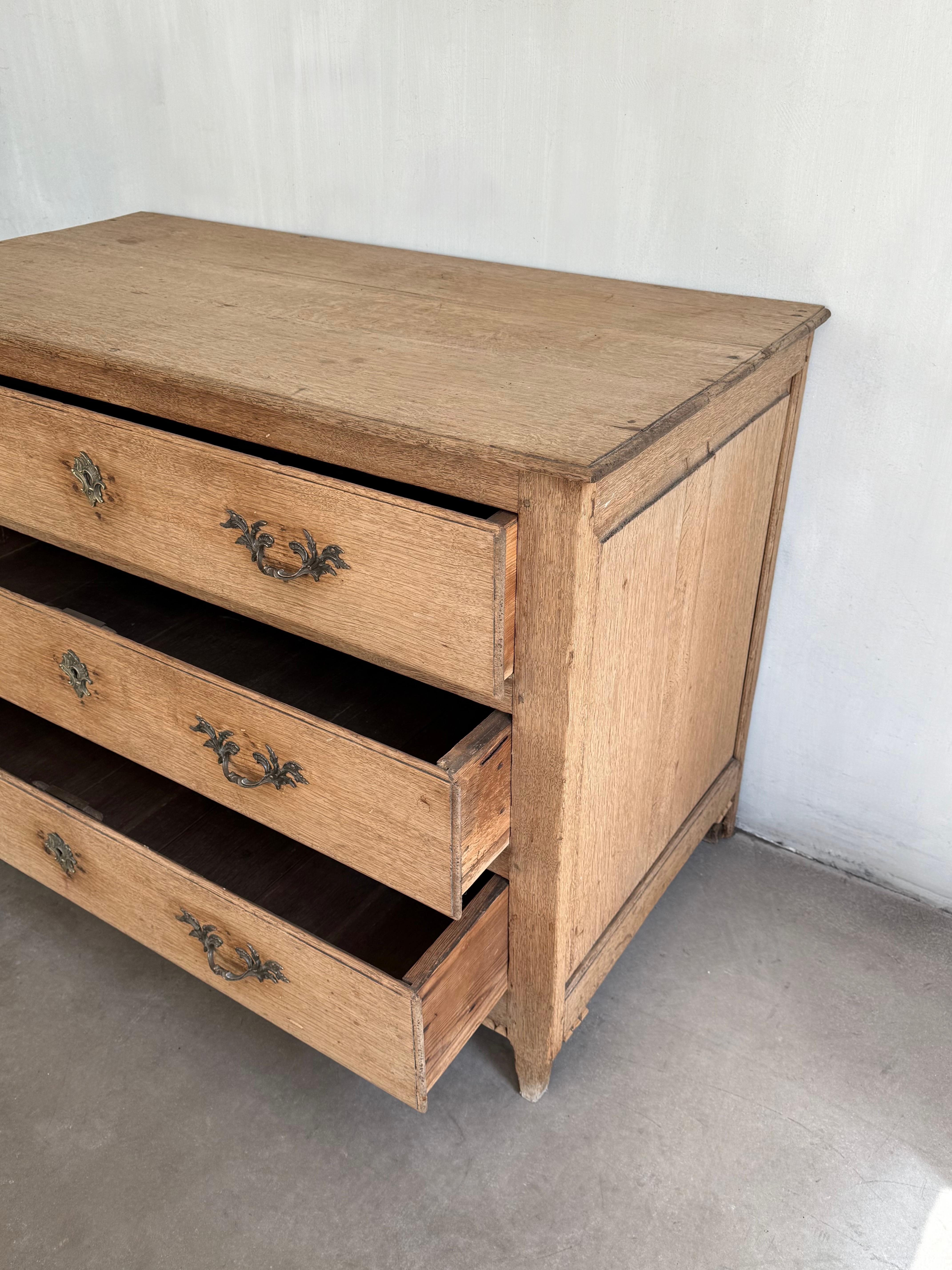 Français Commode française en Oak Oak du 18e siècle en vente