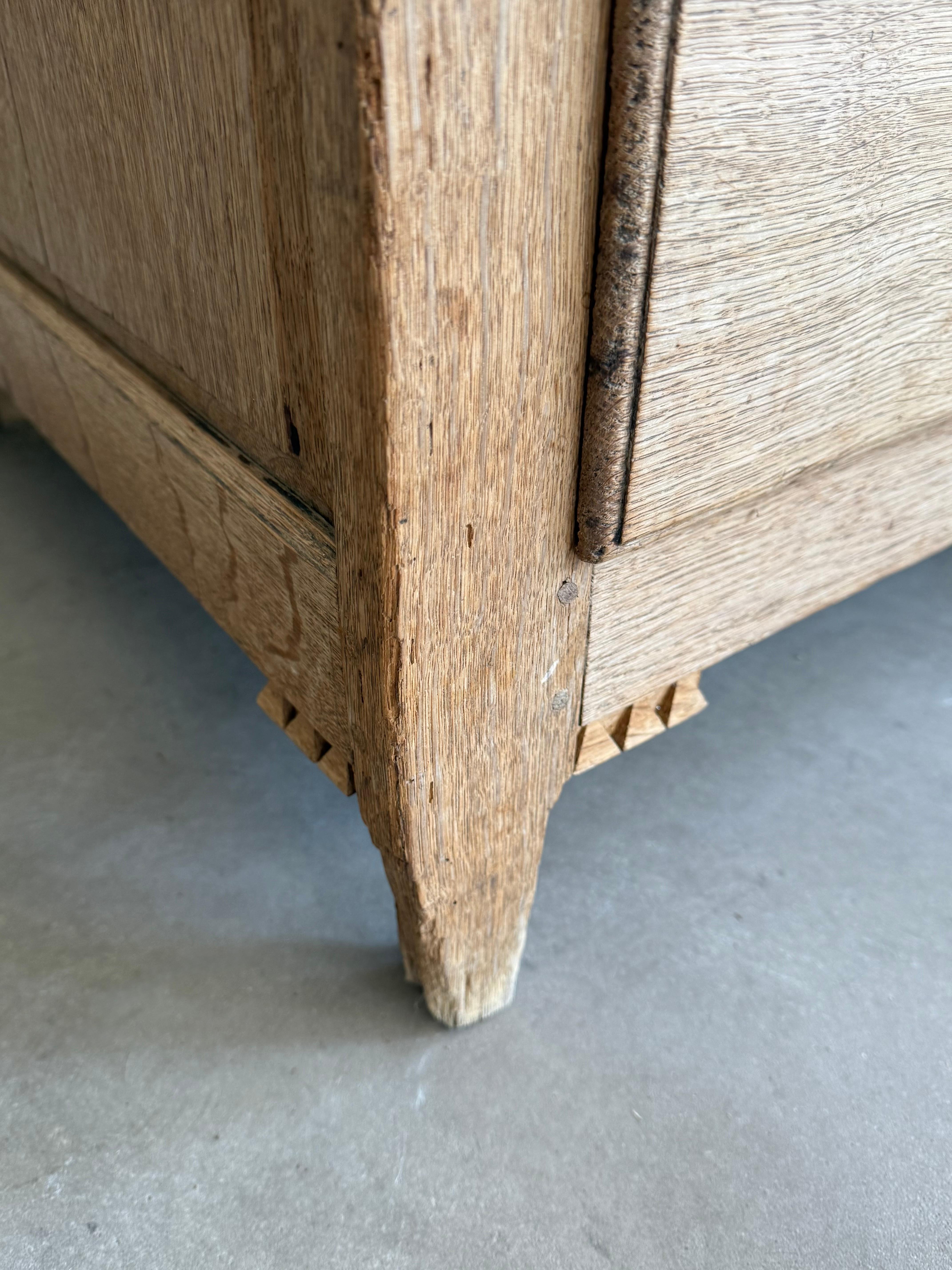 Blanchi Commode française en Oak Oak du 18e siècle en vente