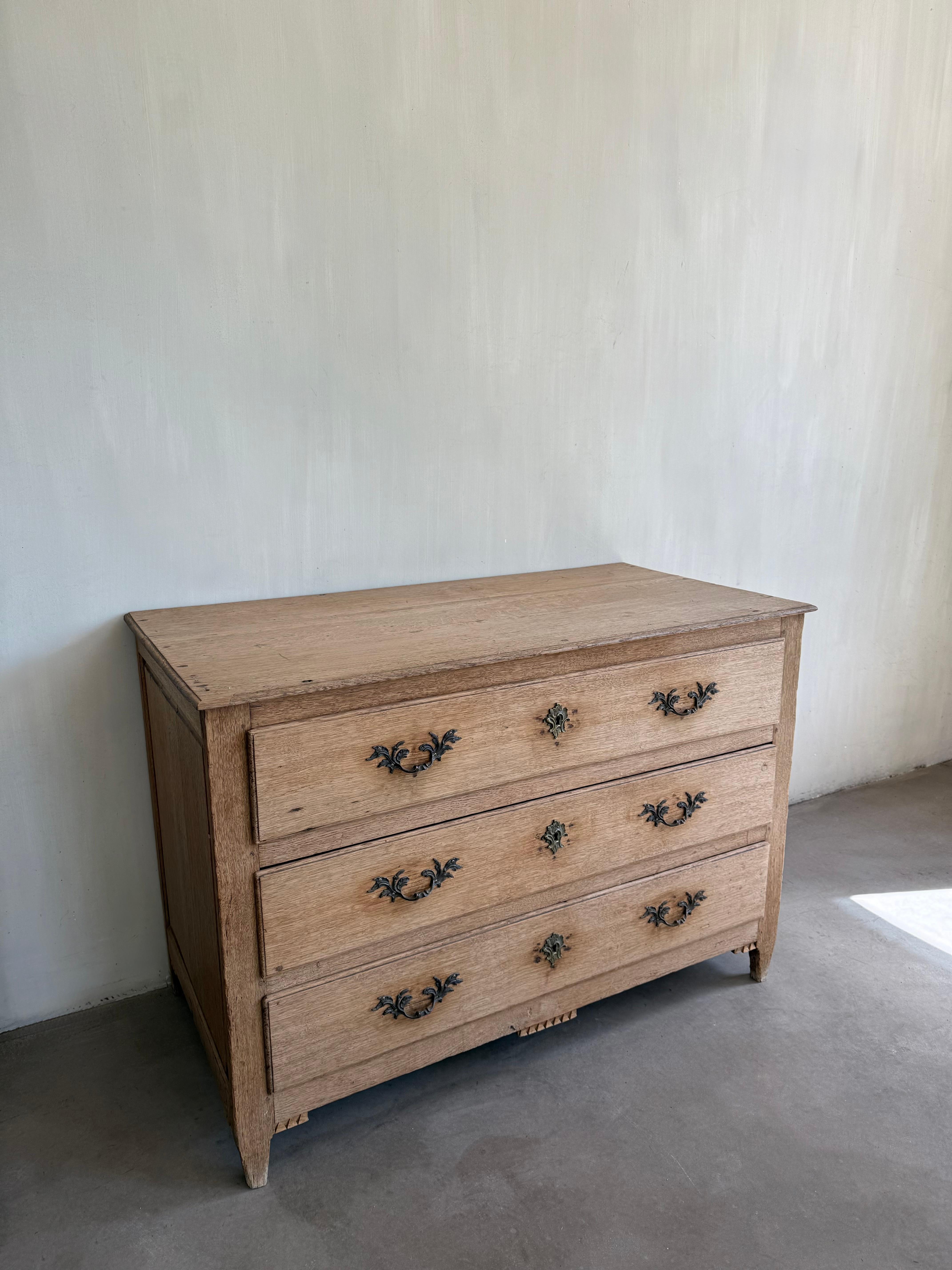 Commode française en Oak Oak du 18e siècle Bon état - En vente à Nijlen, BE