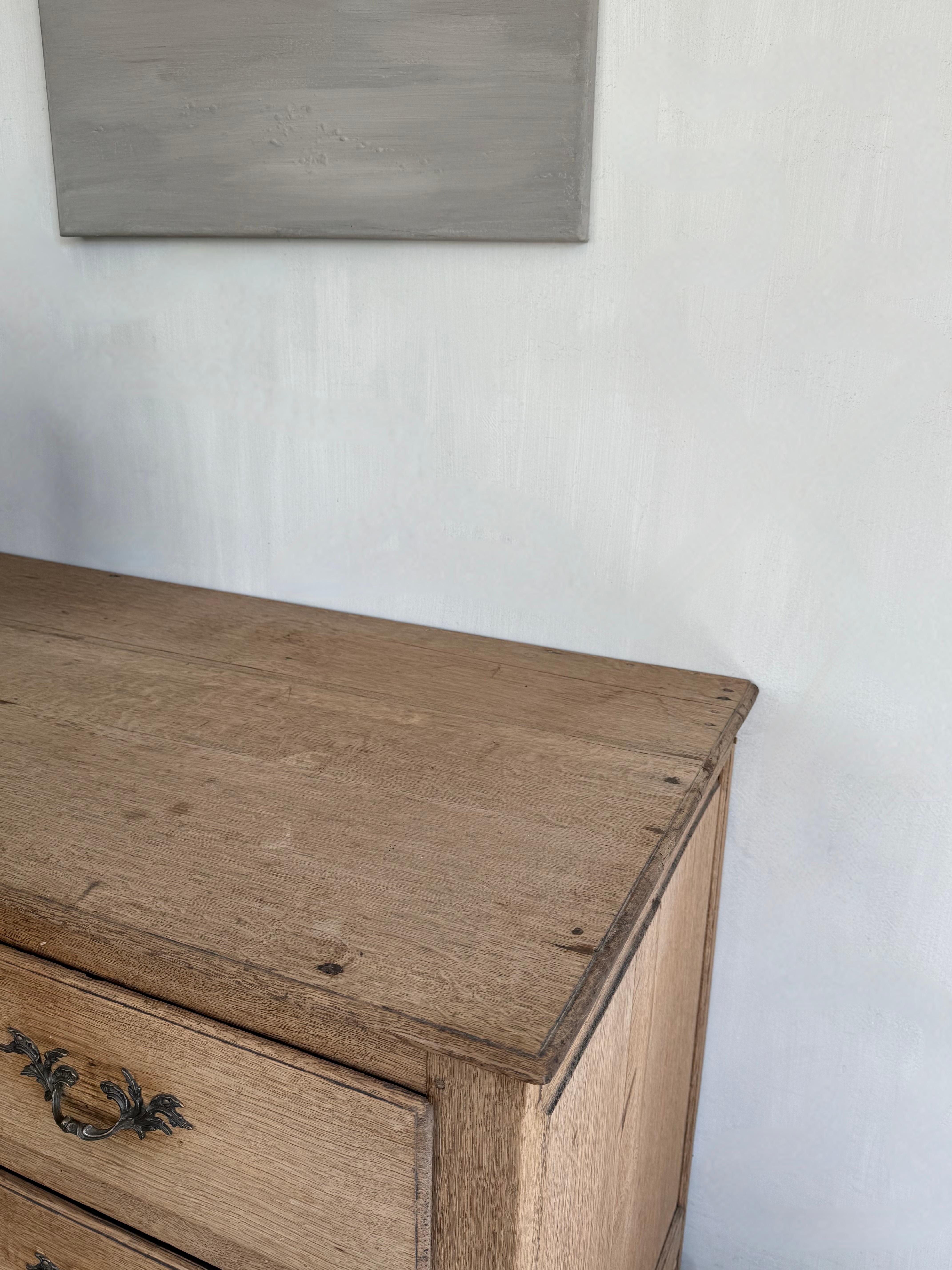 Chêne Commode française en Oak Oak du 18e siècle en vente