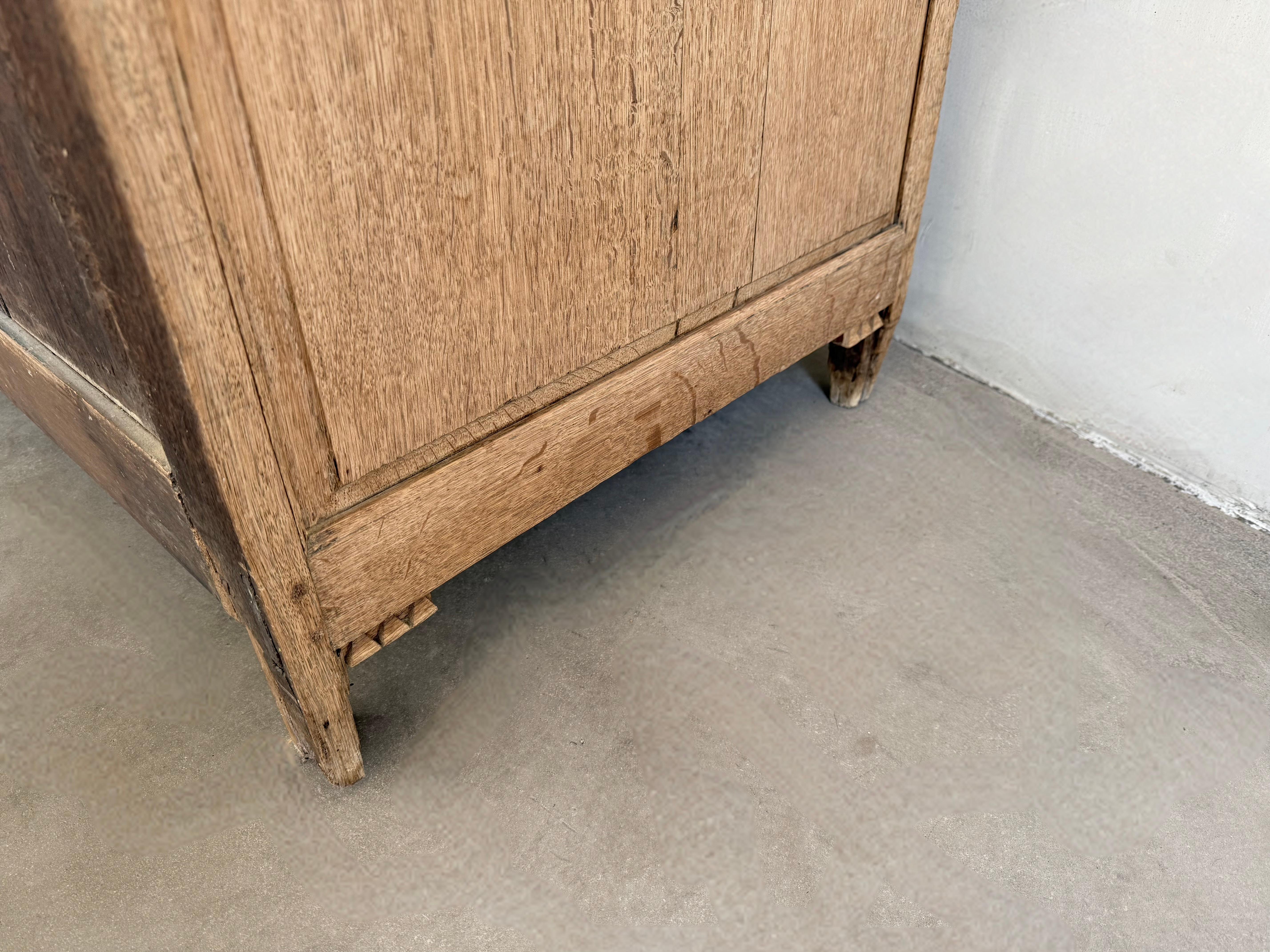 Commode française en Oak Oak du 18e siècle en vente 1