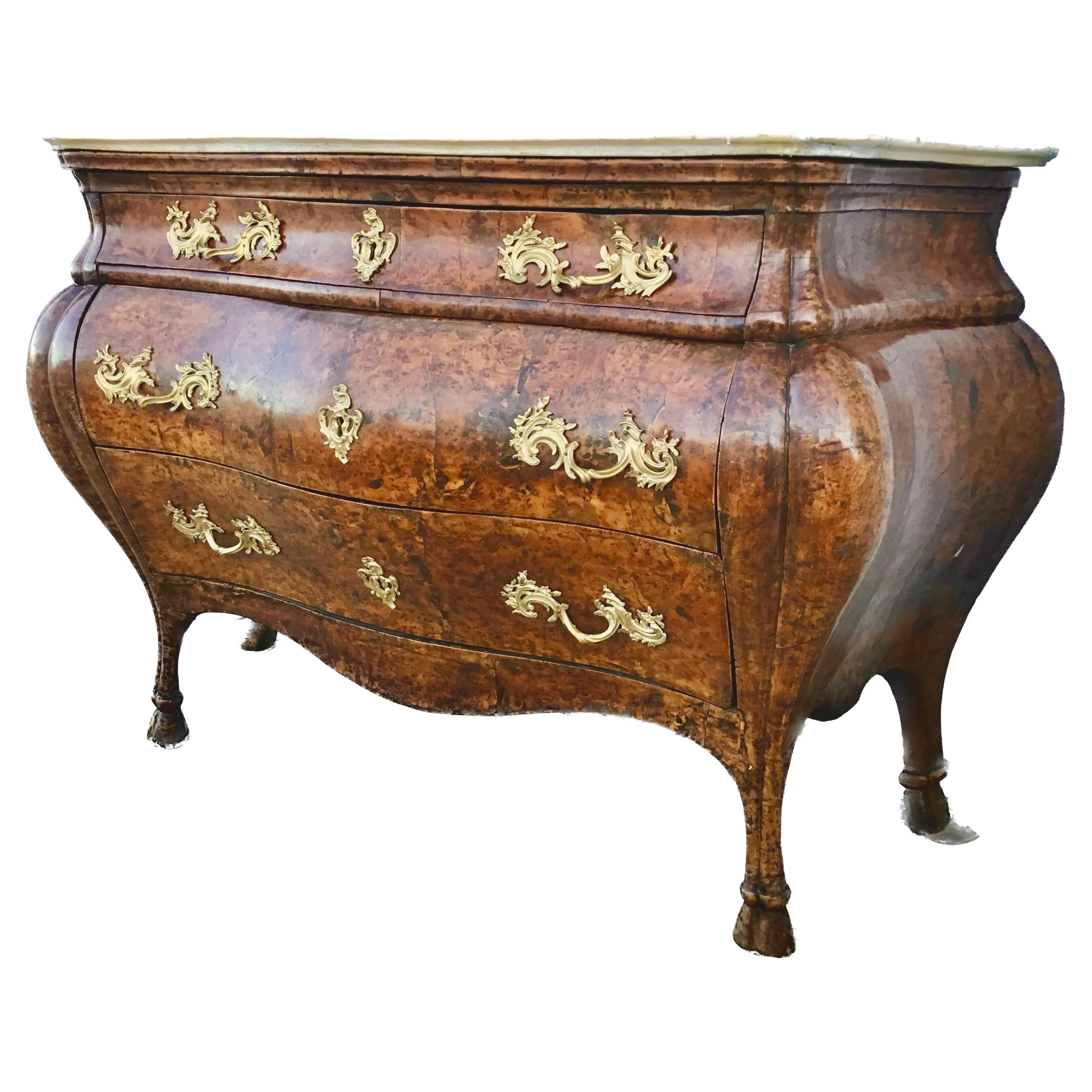 Superbe commode bombée rococo italienne du 18ème siècle