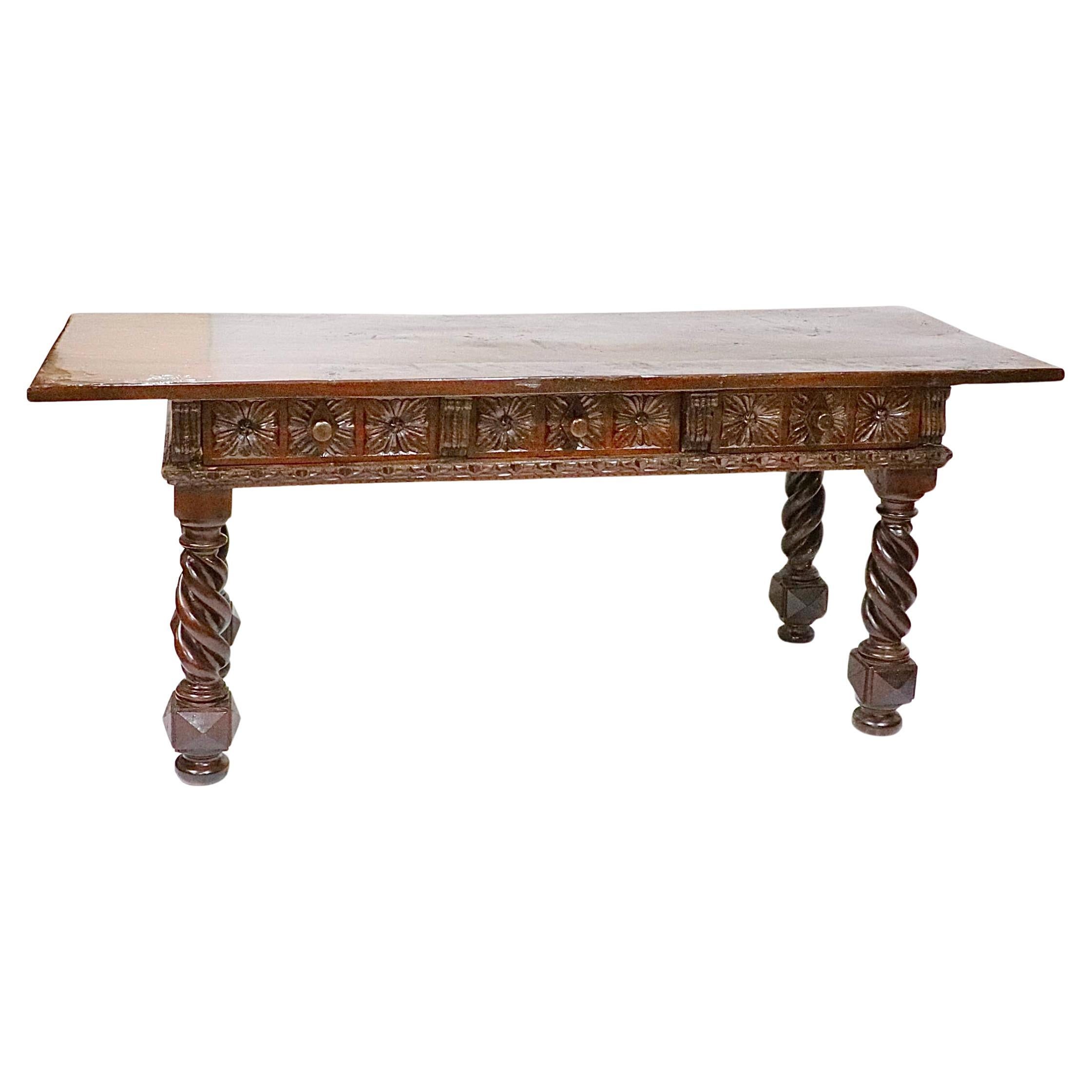 Table ou bureau italien en noyer sculpté du 17e siècle en vente