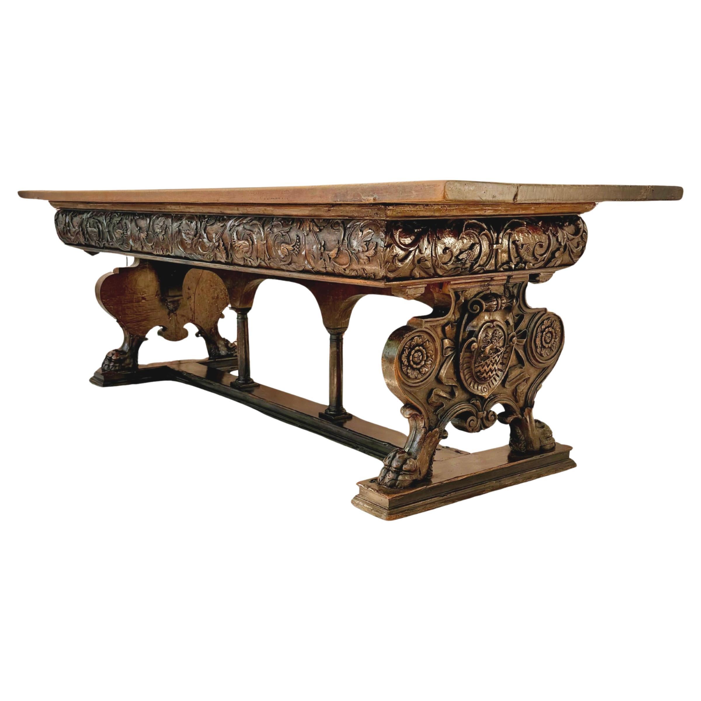 Rare et superbe centre en noyer de la Renaissance italienne du XVIIe siècle 
table. Cette majestueuse table de bibliothèque a été sculptée à la main en Italie au début des années 1600. Le plateau est constitué de deux épaisses planches de bois de