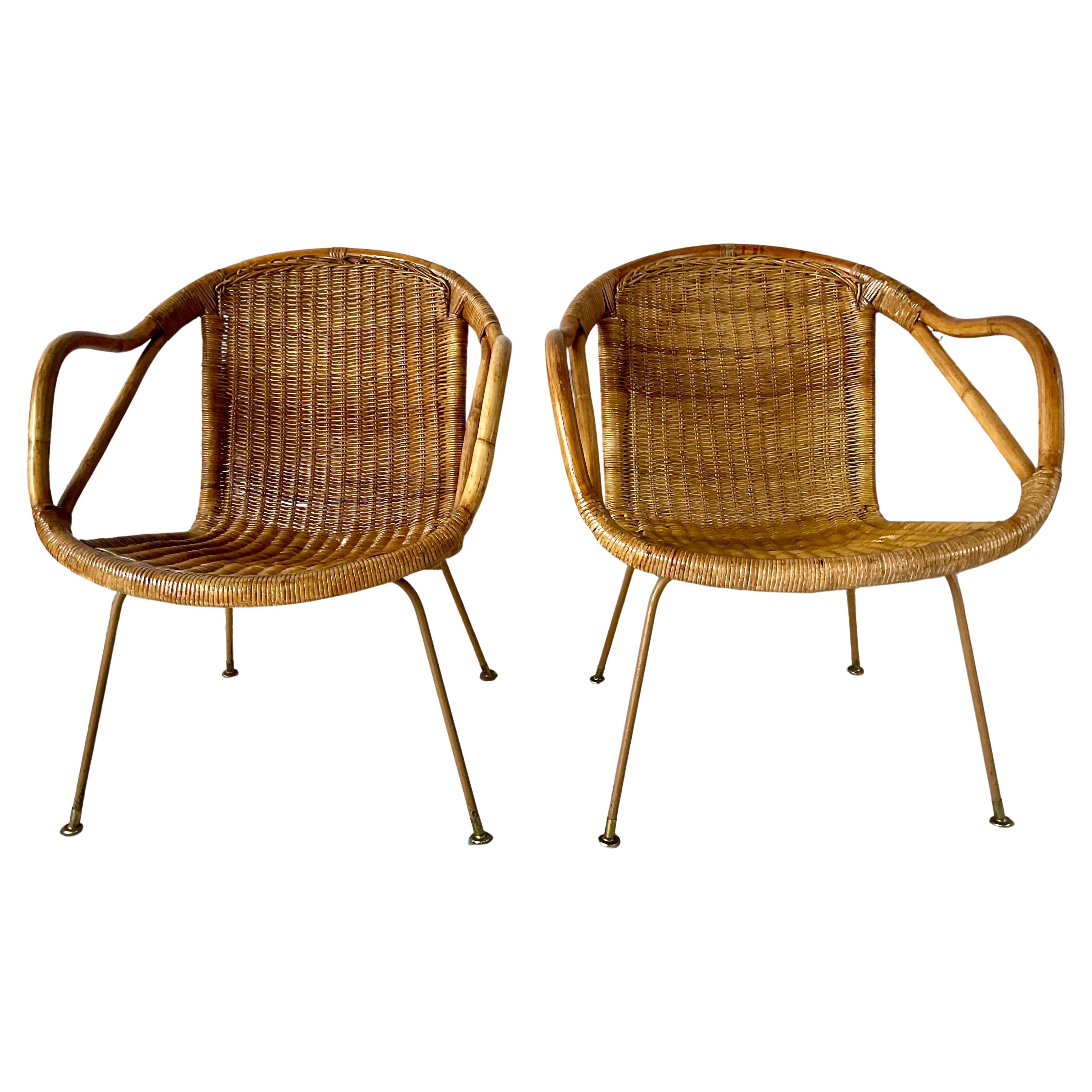 Paire de chaises iconiques en rotin tressé du milieu du siècle dernier par Paul McCobb pour Calif-Asia Co, vers les années 1950. Ces chaises de salon ont une silhouette sculpturale comprenant un cadre en rotin gracieusement incurvé avec une assise