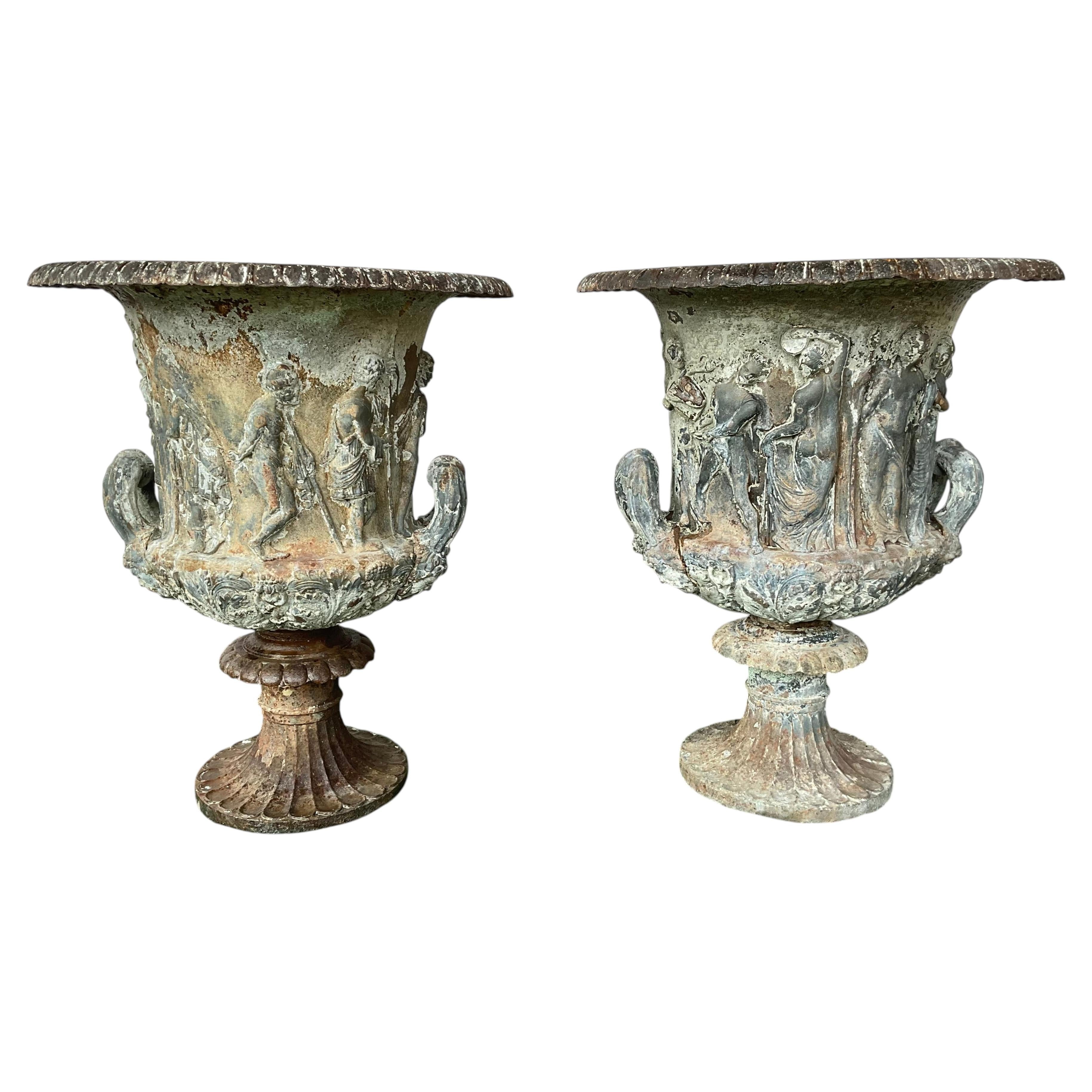 Paar französischer Gartenurnen aus Gusseisen im Medici-Borghese-Stil aus dem 19. Jahrhundert