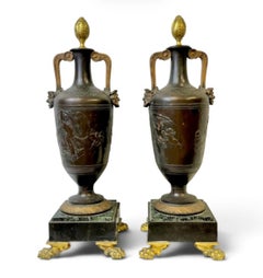 Paire de vases-urnes néoclassiques français en bronze patiné et marbre