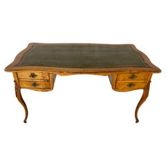 Bureau plat de style Louis XV en bois de fruitier - Bureau d'écriture