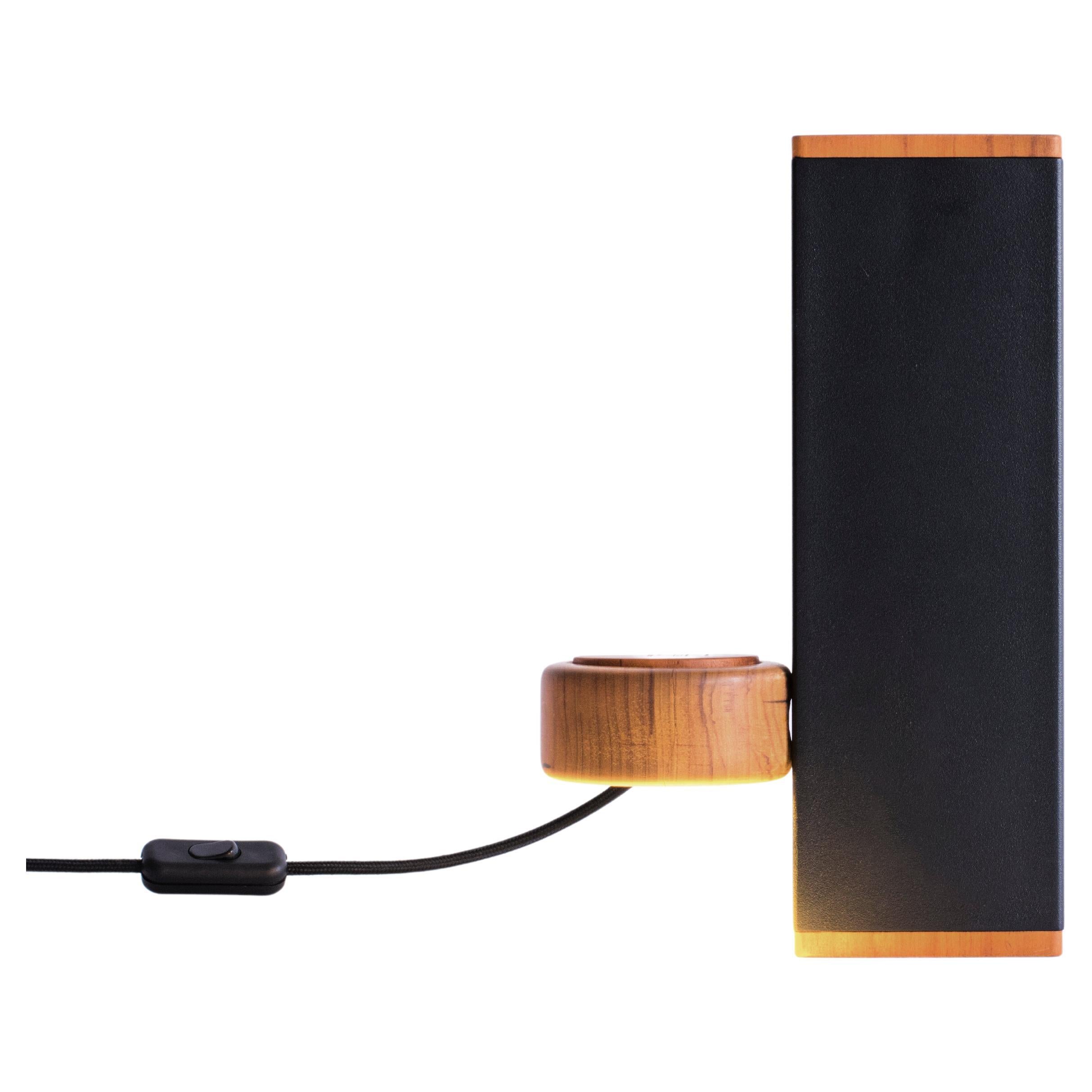 Lampe de bureau brésilienne minimaliste fabriquée à la main « W » par Dimitrih Correa