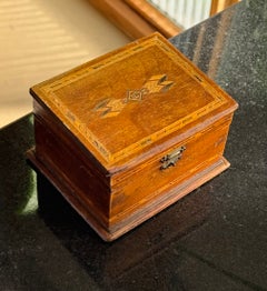 Scatola decorativa d’epoca in legno con intarsio, XIX secolo
