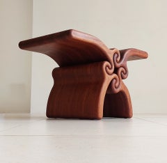 Escultura brutalista y monolítica / Mesita auxiliar / Objeto
