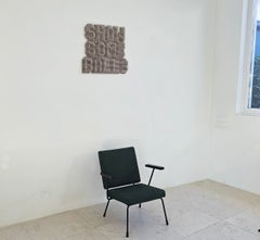 „SHOWSOMEBALLS“ – An der Wand befestigte Skulptur aus Heavy Metal.