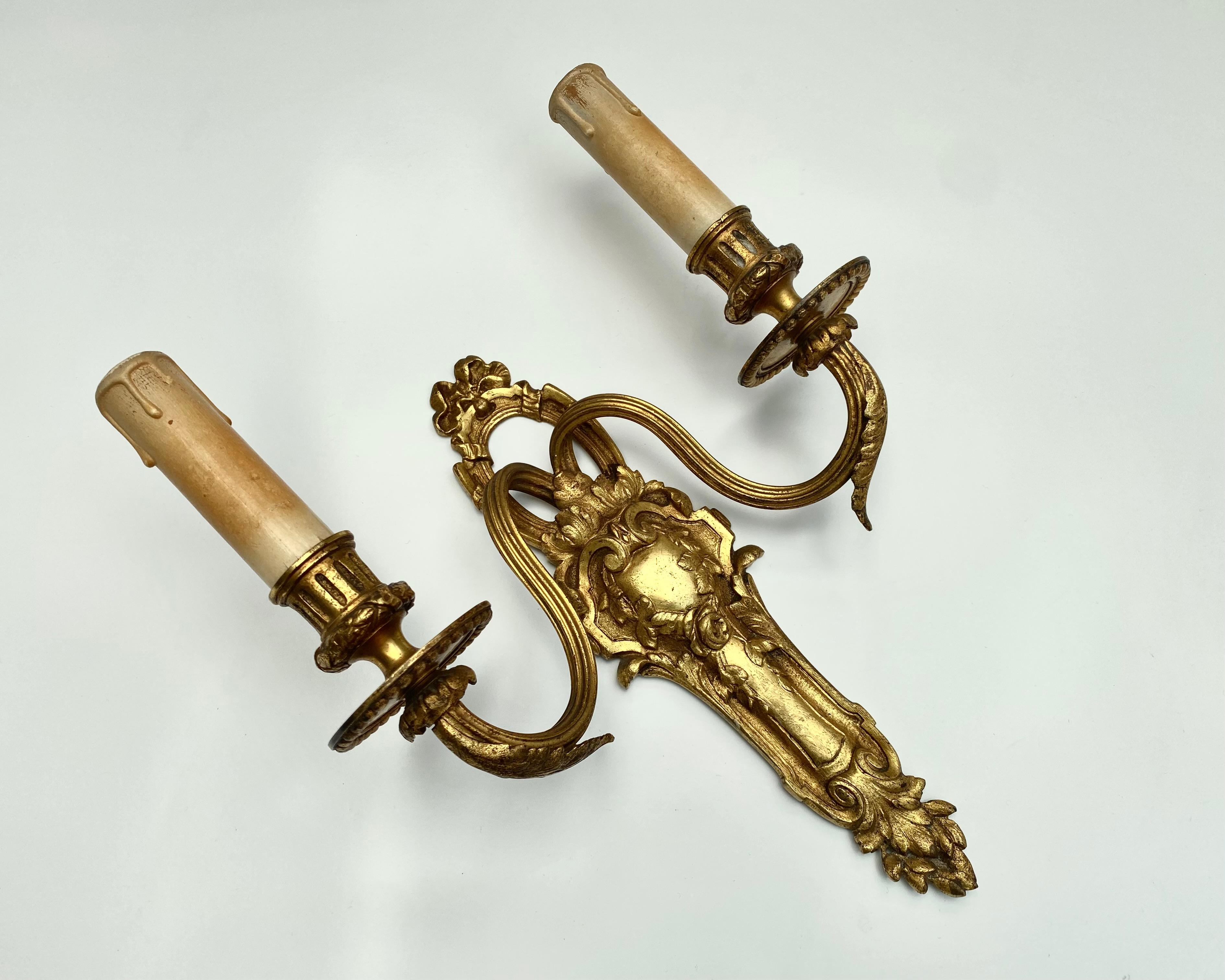 Aplique de pared Antique French, del siglo XIX, de exquisita factura.

Fabricada en bronce, presenta una rosa con pétalos y un lazo de cinta, de estilo Luis XVI o neoclásico.

Los excepcionales detalles y las gráciles curvas son distintivos de la