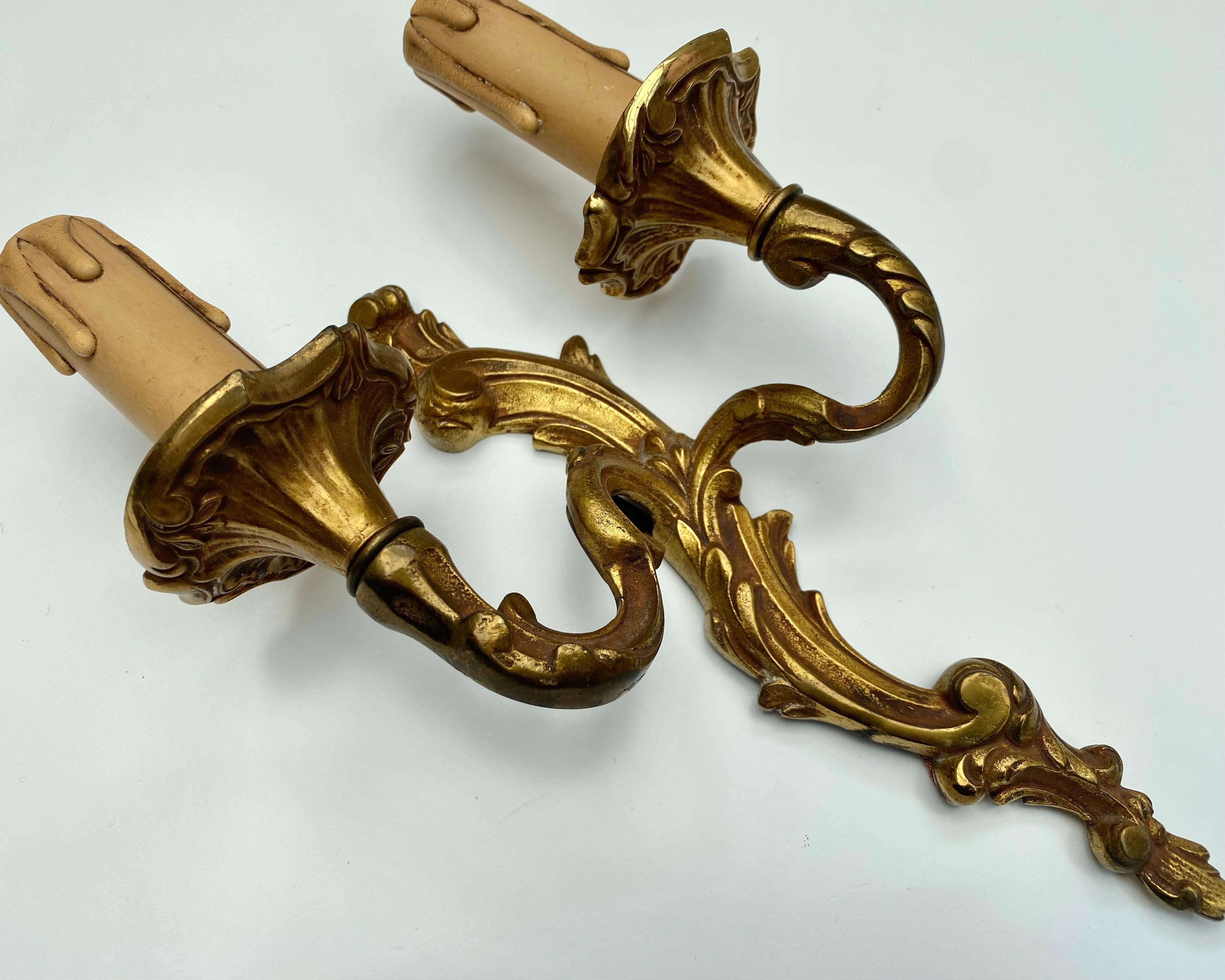Par de Apliques de Bronce Antiguo French Rococo en Excelente estado para la venta en Bastogne, BE
