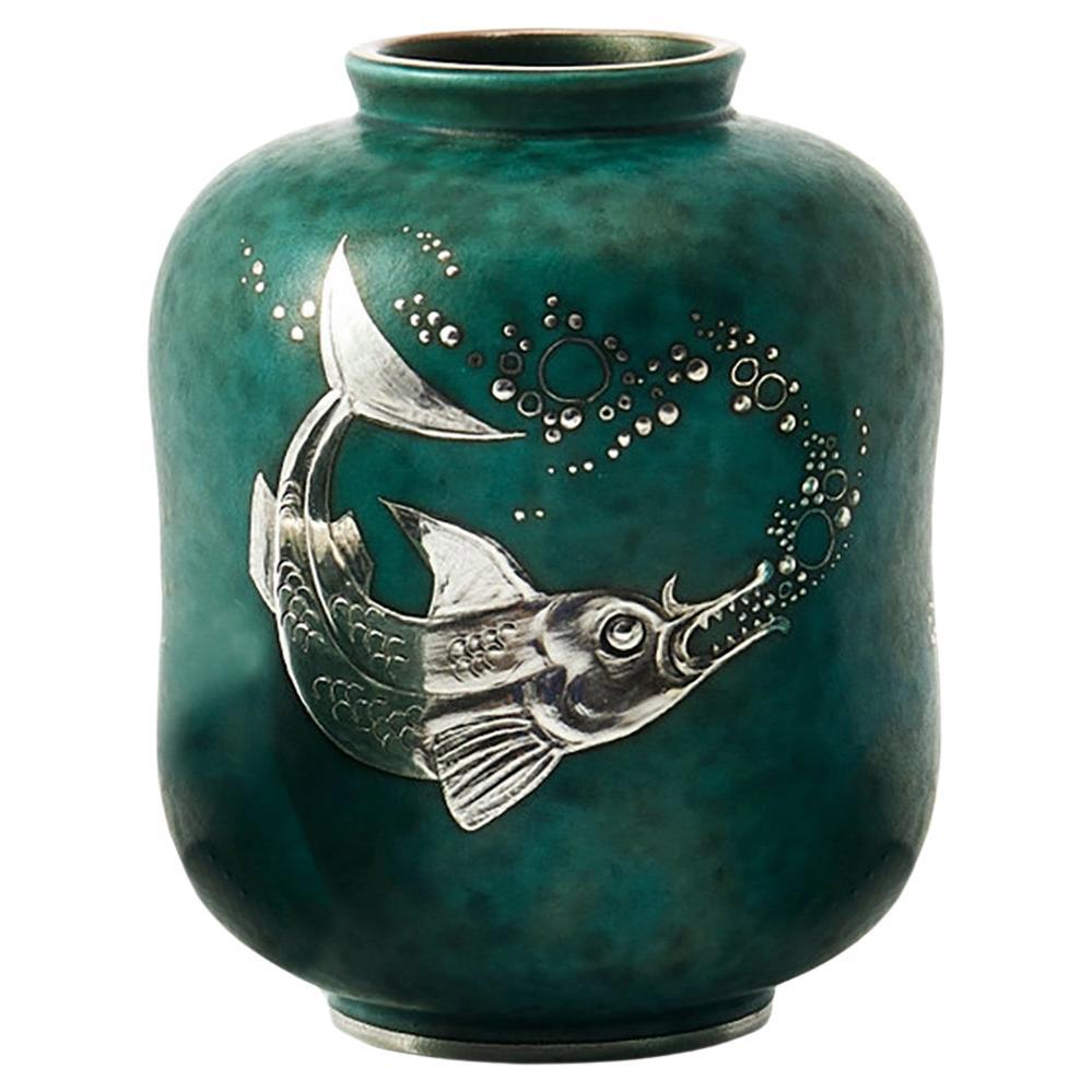 Schwedische moderne Wilhelm Kage Argenta-Vase aus Steingut und Silber, Argenta-Fischvase im Angebot