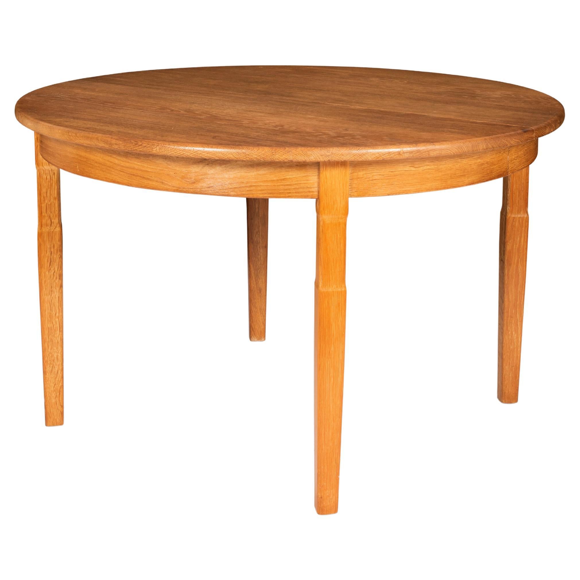  Scandinavian Modern Extendable round Oak Dining Table by Henning Kjaernulf For Sale