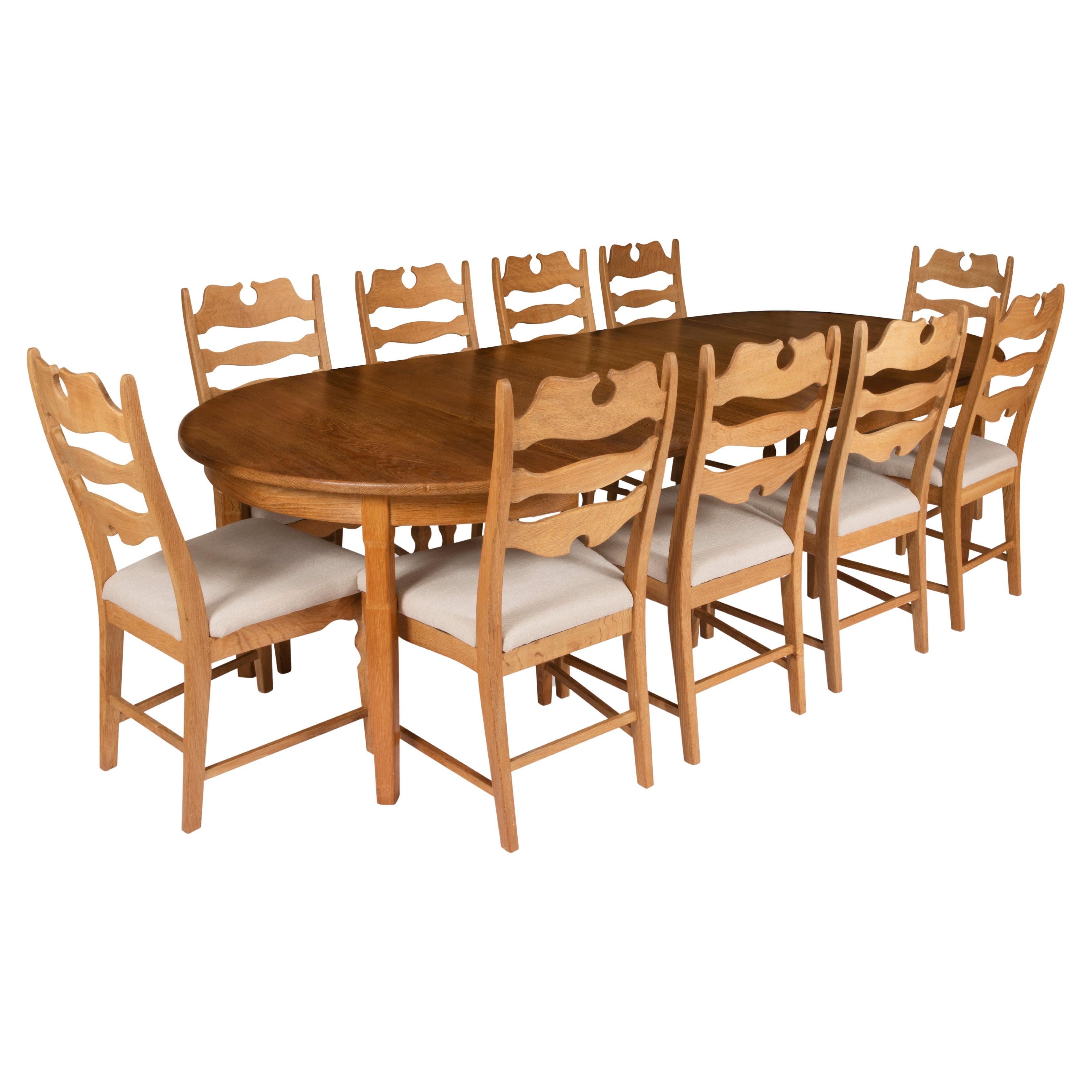 Table de salle à manger en chêne, extensible et rétractable, par Henning Kjaernulf.
Nous avons également un ensemble de 6 chaises assorties qui iraient très bien avec la table.
Henning Kjaernulf (Danemark, 1911 - 1975) est surtout connu pour son