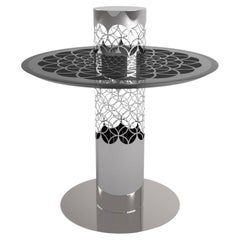 Mesa de centro moderna de inspiración árabe, de cristal negro y acero inoxidable. Disponible en stock