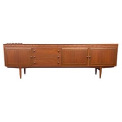 Importazione UK Vintage Mid-Century Modern Long Credenza/Buffet di Robert Heritage