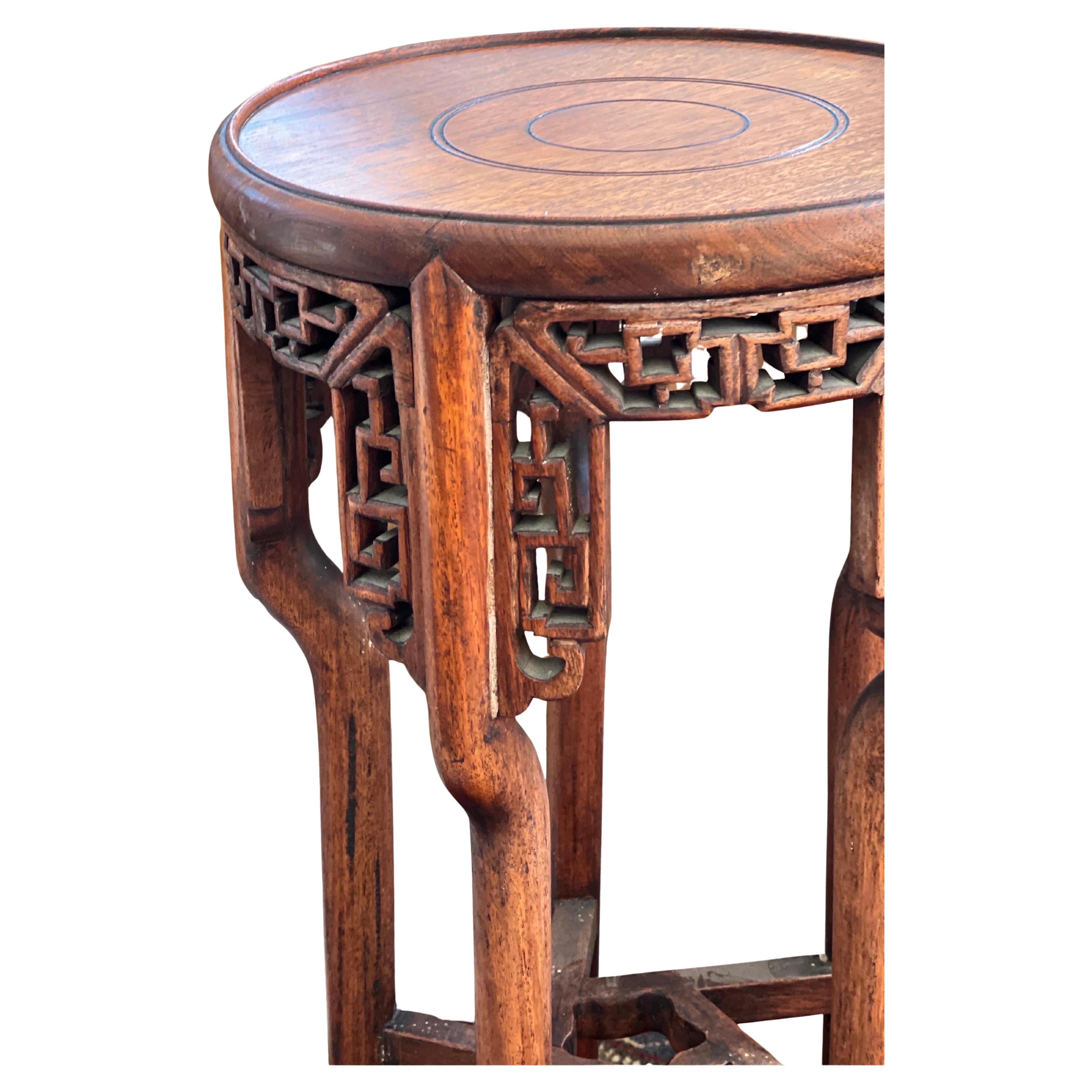 Support de table Vintage By. Il y a des éclats et des motifs cassés comme sur la photo.

Dimensions. 12 1/2 L ; 12 1/2 P ; 23 1/2 H