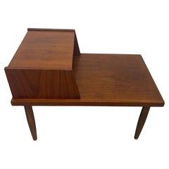 Tavolo da salotto moderno di metà secolo in tonalità noce vintage.