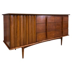 Comò a 9 cassetti in noce massiccio Vintage Mid Century Modern by United Furniture