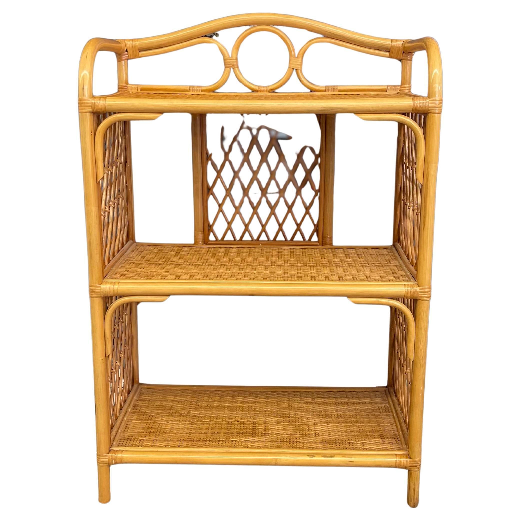 1970 Etagère en rotin et osier avec côtés en treillis à losanges et motif circulaire en vente