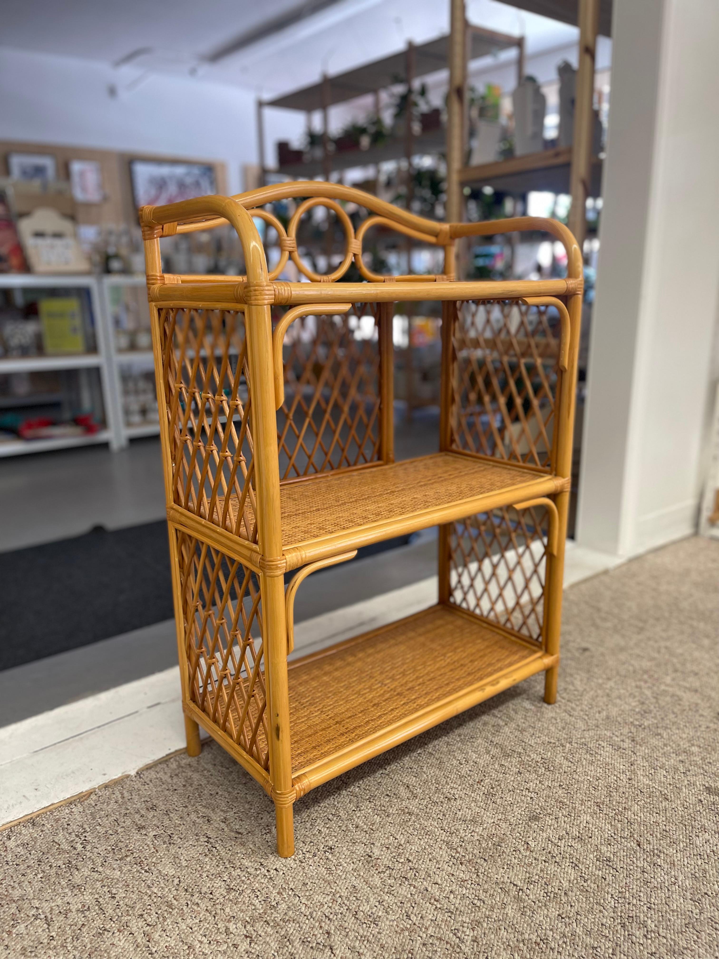 Mid-Century Modern 1970 Etagère en rotin et osier avec côtés en treillis à losanges et motif circulaire en vente