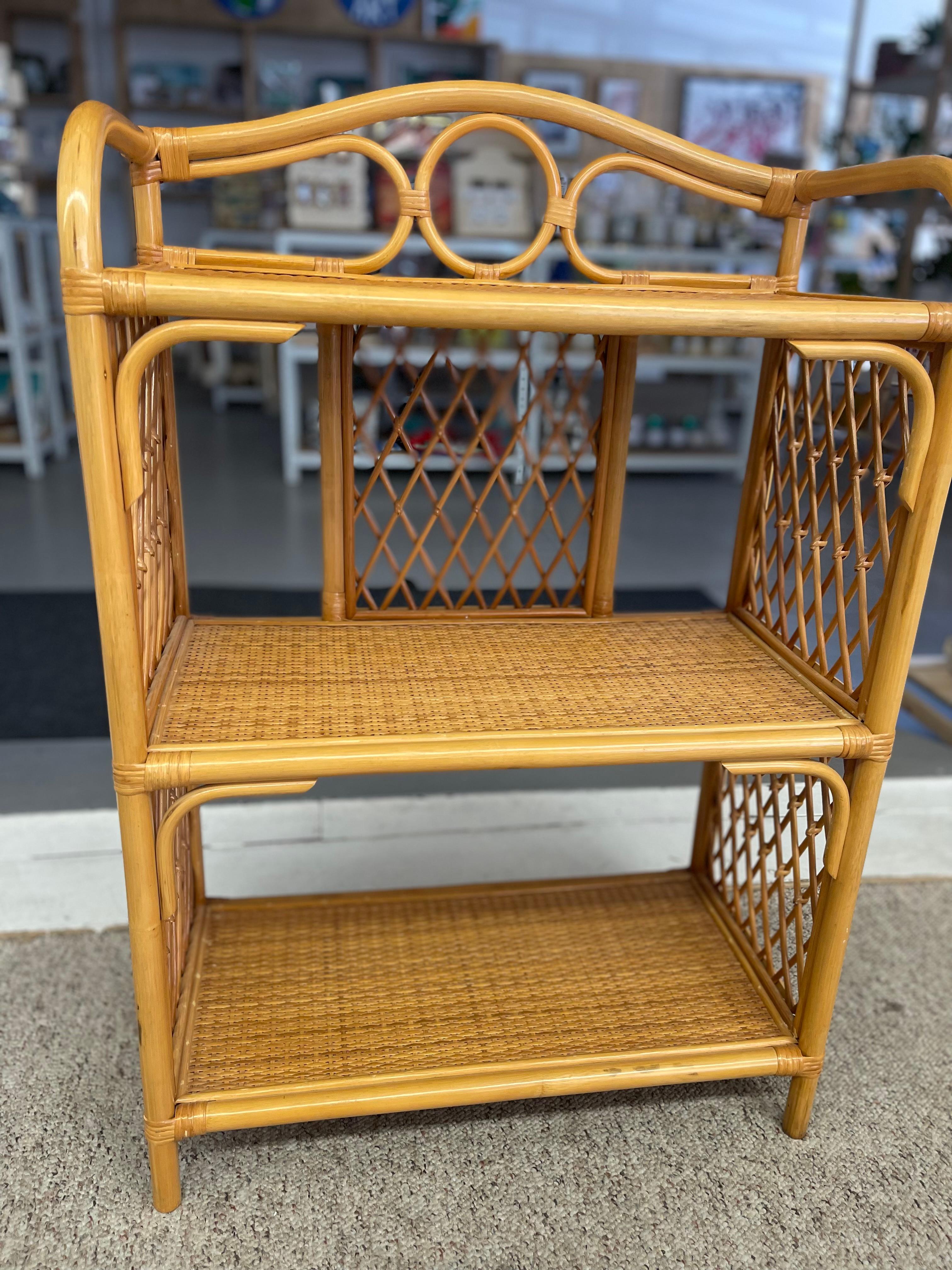 1970 Etagère en rotin et osier avec côtés en treillis à losanges et motif circulaire en vente 1