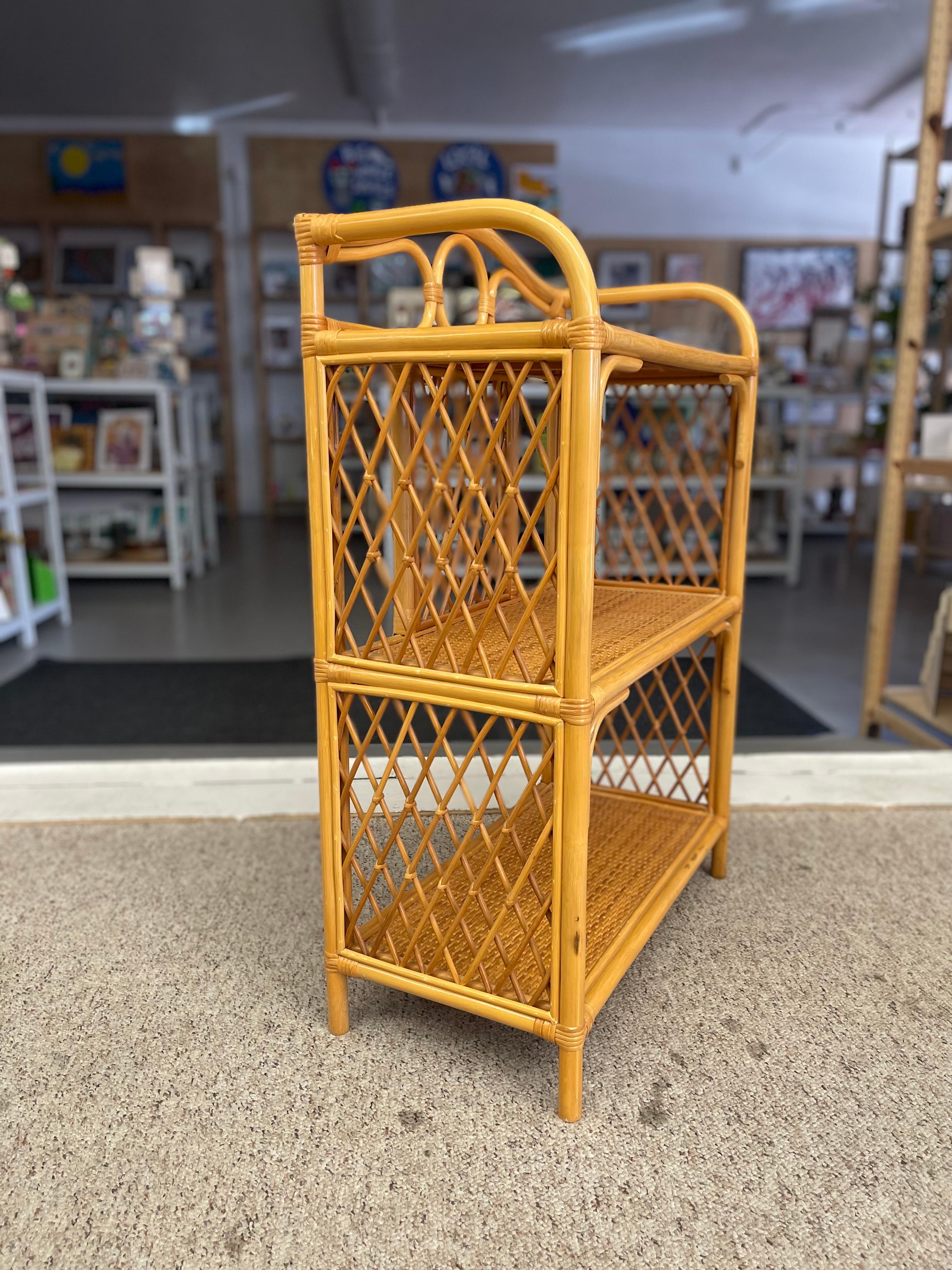 Rotin 1970 Etagère en rotin et osier avec côtés en treillis à losanges et motif circulaire en vente