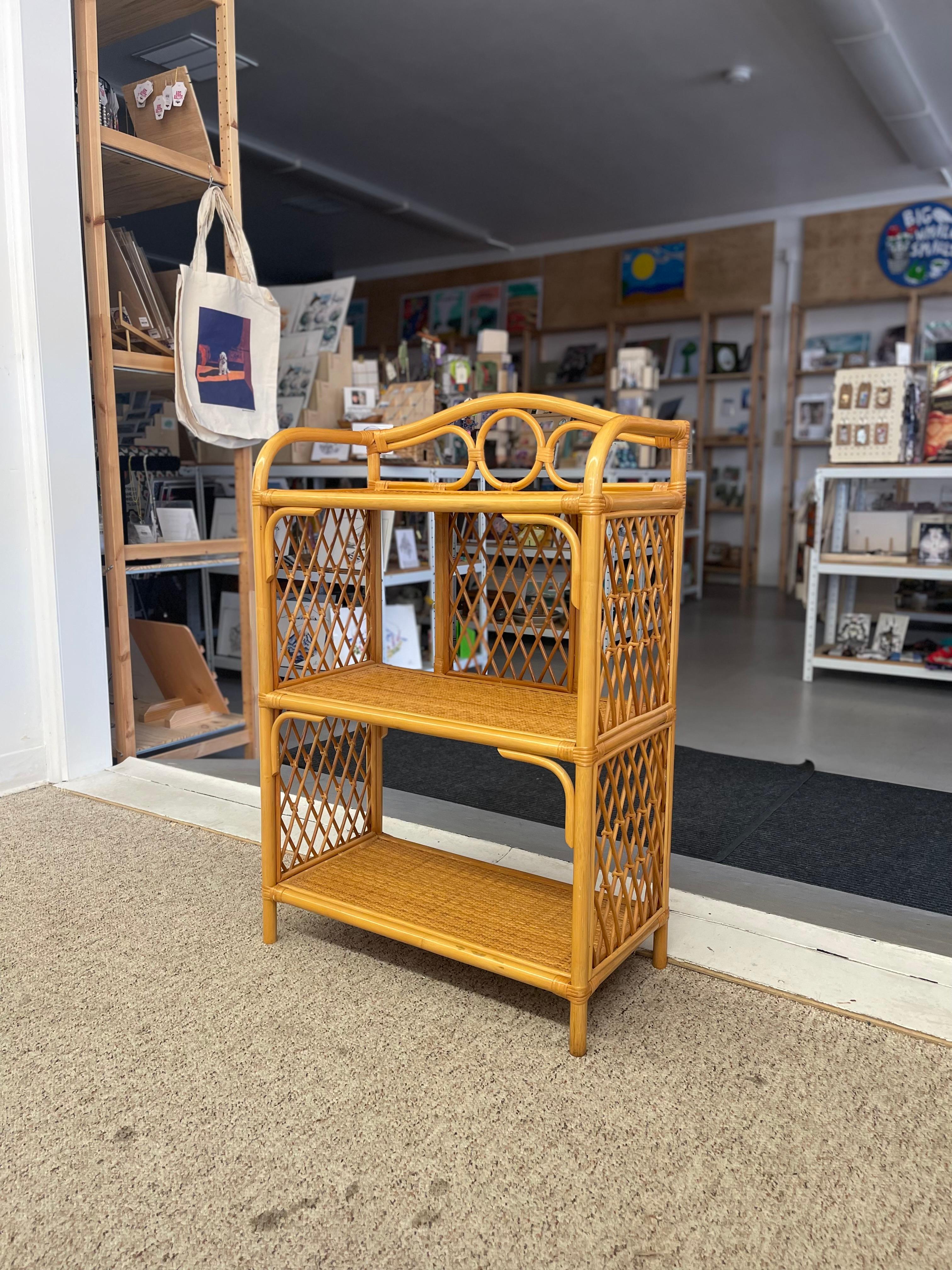 1970 Etagère en rotin et osier avec côtés en treillis à losanges et motif circulaire Bon état - En vente à Seattle, WA