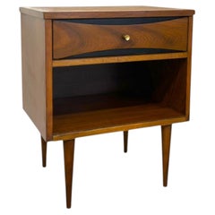 Table de chevet vintage de style « Mid-Century Modern » en noyer, avec compartiment ouvert et tiroir.