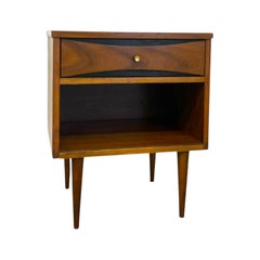 Table de chevet vintage de style « Mid-Century Modern » en noyer, avec compartiment ouvert et tiroir.