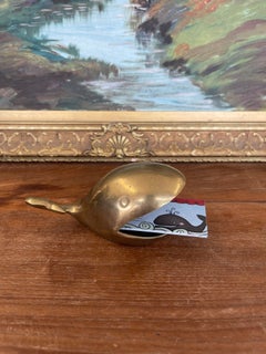 Cendrier fantaisie ou porte-bijoux en forme de baleine, en laiton massif patiné, datant du milieu du XXe siècle