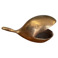 Cendrier fantaisie ou porte-bijoux en forme de baleine, en laiton massif patiné, datant du milieu du XXe siècle