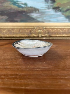 Antike japanische Keramikschale in Muschelform mit Seladon-Glasur und Craquelé-Effekt.