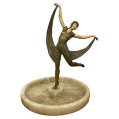 Scultura figurativa di una ballerina in stile Art Déco con piattino.