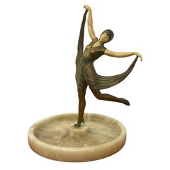 Figurale Tänzerin im Art-Déco-Stil mit Schale.