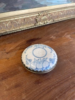 Möglicherweise antike chinesische Porzellandose mit Deckel in Blau-Weiß.