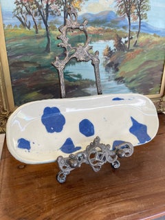 Vassoio in ceramica artigianale con smalto astratto blu e fondo ruvido