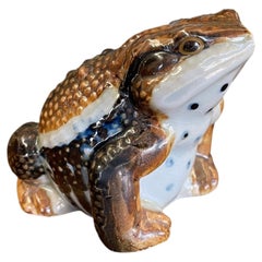 Probabile scultura antica giapponese in ceramica smaltata raffigurante un rospo, risalente al periodo Meiji.