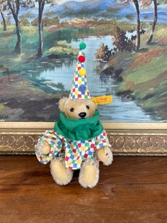 Orsacchiotto di peluche vintage Steiff a forma di clown con abito e cappello originali.