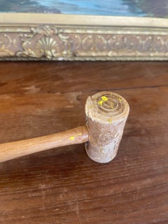 Martello vintage in pelle grezza con manico in legno - Strumento per la lavorazione del cuoio della metà del XX secolo