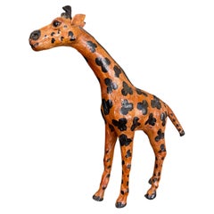 Scultura in legno di giraffa intagliata a mano e dipinta, con macchie nere.