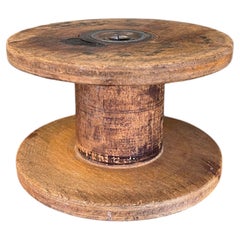 Probabile bobina industriale d'epoca in legno per tessitura, con nucleo probabilmente in ferro.