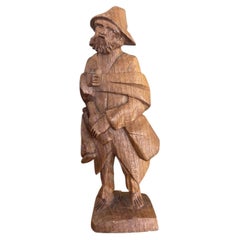Scultura in legno intagliata a mano, opera d’arte popolare della metà del XX secolo raffigurante un viaggiatore barbuto.