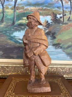 Scultura in legno intagliata a mano, opera d’arte popolare della metà del XX secolo raffigurante un viaggiatore barbuto.