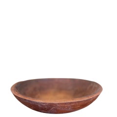 Gran cuenco de madera de Munising para amasar, firmado, con una pátina intensa y una grieta debida al paso del tiempo.